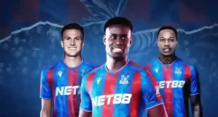 Hình ảnh ba cầu thủ Crystal Palace trong trang phục thi đấu với logo Net88 nổi bật